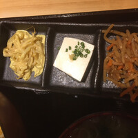 焼き鳥 平良 - 左からもやしのカレークリーム和え、冷奴、きんぴらゴボウ