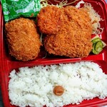 櫻井精肉店 - 揚げ物弁当ベース＋揚げ物の値段て７０３円税込み