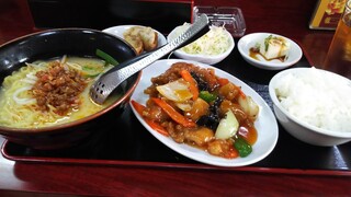 Shisenryourishuuwagen - 酢豚ランチ(酢豚、台湾豚骨ラーメン、サラダ、揚げ餃子、冷奴、ごはん、ウーロン茶)693円