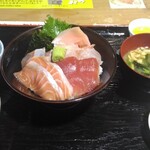 魚問屋 助八 - 小鉢、デザートも付いてます