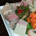 洋惣菜 亀洋 - この一列で一人前の分です！