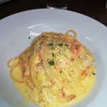 洋惣菜 亀洋 - スモークサーモンと白子のサフランクリームソースパスタ