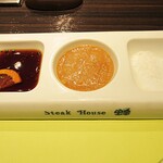 Sutekihausuhachi - 醤油系ソース、玉ねぎソース、と塩。