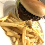 TGIフライデーズ - 友人が食べていたバーガーも美味しそうでした！