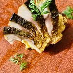 熏制青花魚和松露香味的马铃薯沙拉