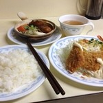 キッチン岡田 - 日替り定食(650円)、ハンバーグとエビのフリッター、ハムカツ