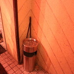 居酒屋 美味 さくら亭 - 紙巻きのおタバコは、入り口に灰皿をご用意しております（冬場は寒くて申し訳ありません）