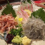 魚炉助 - 駿河三点盛りは、桜海老、生しらすに真鯛。