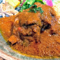 ビストロ ハマイフ - チリンドロン　〜スペイン風仔羊のトマト煮込み〜　トマトクリームソース煮込みとはまた違った旨味感。「チリンドロンソース」はパブリカから煮込む作り方もあるそうですが、こちらではスペイン製のスモークパプリカパウダーを使っているそうです。
