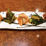 焼肉 スタミナ苑 - キムチ盛り合わせ
      大根、小松菜、カブ、キュウリ、白菜