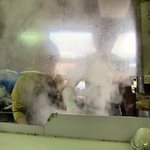 らーめん工房 龍 - カウンターと調理場にはビニールのカーテンが