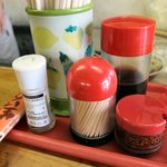 餃子兄弟 - 卓上調味料　にんにくはお好みで