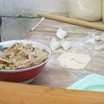 餃子兄弟 - 目の前で次々と餃子が作られていきます