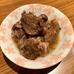 焼肉 ジャンボ - お通し
      牛タンの赤ワイン煮