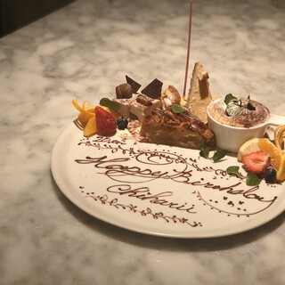 お誕生日や色々なサプライズに デザート盛り合わせ メッセージ付き Reggiano レッジャーノ 恵比寿 イタリアン 食べログ