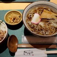 新潟名物 布のり蕎麦とおいしい酒菜 きなせや. 赤坂割烹店 - 鮭いくら丼ときつねそば全景