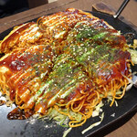 鉄板焼お好み焼 花子 - 肉玉辛麺（トッピング辛麺）950円（トッピングプラス200円）