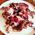 Café des Musées - 薫製した鴨はかなりのレア仕上げで皮目はこんがりスモーキー、ヘーゼルナッツの香ばしさやトレビスの苦味がマッチ