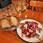 Café des Musées - 前菜は鴨の燻製にトレビスやヘーゼルナッツの組み合わせ、Le Moulin de Rosaさんのパンは素朴なカンパーニュ風