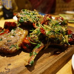 老虎菜 - 仔羊のキャレ 十三香粉炒め