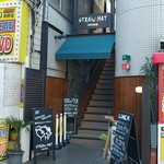 CAFE BAR STRAW HAT - 飲食店の連なる一画に