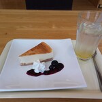 カレッジ カフェ - 料理写真:チーズケーキ　アイスゆず茶
