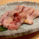 Sumibiyaki Tori Suzume Yokochou - 親鳥のモモ418円…肉硬い