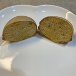 エスプラン - レモンケーキの断面です。レモンピールの食感が好きです。