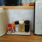 中華料理 麒麟 - 胡椒、辣油、塩、酢、醤油