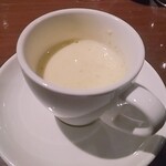 TREES イタリアン アンド バーラウンジ - ジャガイモとコーンのスープ お通し。ジャガイモのスープが大好きです。それにコーンの甘さが加わっていい感じ。