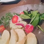 TREES イタリアン アンド バーラウンジ - 北海ズワイ蟹とアボカドのタルタル　１１００円 見た目アボカド多めかと思いましたが、食べると蟹がたっぷりです。 絶対女子が好きな前菜です。