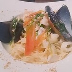 TREES イタリアン アンド バーラウンジ - リングイネ 魚介とカラスミのペペロンチーノ１５８０円 カラスミはパウダーのほかにスライスものっています。ペペロンチーノにしては辛さは控えめ。 魚介の旨味が満載です。