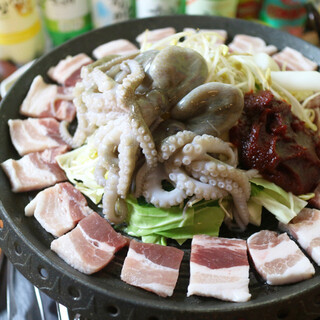 全35種類 鉄板食べ放題コース チュクミ や サムギョプサル ガムジャタン 11 4月限定 の中 鉄板メニューを選 トッポギ キンパ など32種類が食べ放題でたべれる 韓国料理ナジミキンパ 難波 南海 韓国料理 食べログ