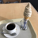 ピアシックス - ホットコーヒーとソフトクリームで800円