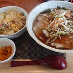 ろぢうら食堂 - 魚介系ラーメン(正油) 780円、半チャーシューハン 390円(全て税込)