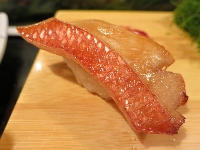 めんこ寿し - 金目鲷の炙り寿司