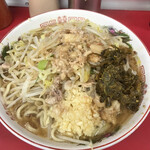 ラーメン二郎 - ラーメン接写！ハラペーニョ高菜は思っていたより量が多い。