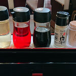 Ryuugen - 中華料理 龍源 ＠船堀 箸箱の上に置かれる調味料類など