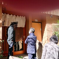 魚屋 小次朗 - 昼前から並ぶ