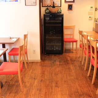 フランスのカジュアルビストロを感じる店内で、寛ぎのひと時を