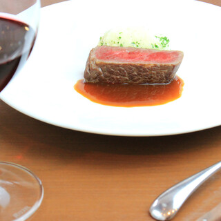 繊細で丁寧な仕込みから生まれるビストロ料理。お手頃感が嬉しい