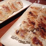 ちゃおず - 左→焼き餃子。  右→和風餃子