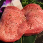 Thickly sliced green onion Salted beef tongue (1 piece)