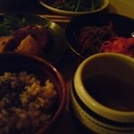 ナチュラルフードクッキング - 夜の定食（玄米ご飯、みそ汁、惣菜2種、揚げ物1種）