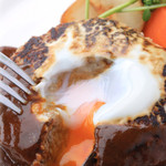 レストラン マ・メゾン - 料理写真:大きな大きなハンバーグ　とろ～り卵とデミグラスソースがたまらん