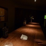 酒肴 銀杏堂 - カウンターの木のぬくもりが心地いいです。