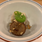 割烹 一楓 - 胡麻豆腐　いか飯、そら豆 そら豆の緑が春らしい。プルンと美味しい胡麻豆腐。その下には、イカのソース？ いいスタート。