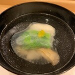 Kappou Ichika - お椀：白魚のしんじょ　のどくろ しんじょが白魚感が満載。出汁も好み。