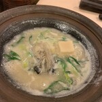 Kappou Ichika - 鍋：牡蠣 大きな牡蠣。汁も牡蠣の旨みがたっぷり。九条ネギがいいアクセント。