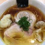 飯田商店 - わんたん入りしょうゆらぁめん 1350円